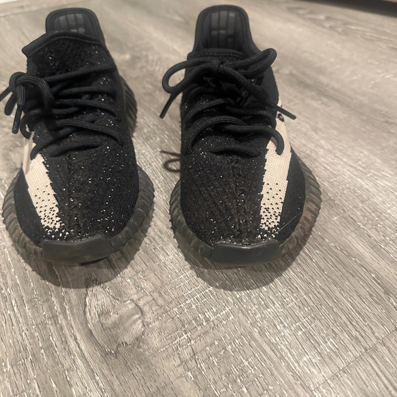 Yeezy Boost 350 V2 Oreo - Picture 3 of 6